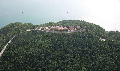 Thêm một đại công trường xây dựng trái phép trên vịnh Bái Tử Long, Quảng Ninh