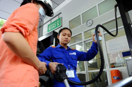 Thị trường xăng dầu: Người tiêu dùng 'gánh' hết