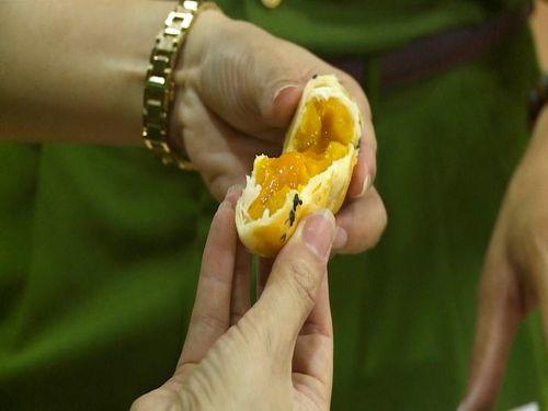 Hà Nội: Bắt giữ hơn 4.000 bánh trứng chảy lậu đang "gây sốt" trên mạng