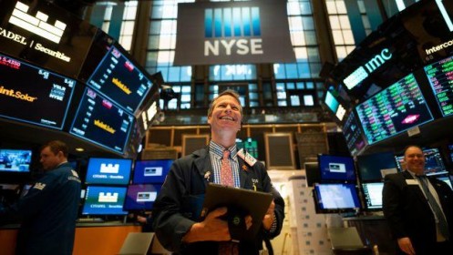 Vọt hơn 300 điểm, Dow Jones nối dài đà phục hồi từ tuần trước
