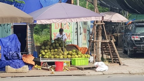 Nắng nóng, dân buôn xừa diêm Bến Tre hái ra tiền trên vỉa hè Hà Nội
