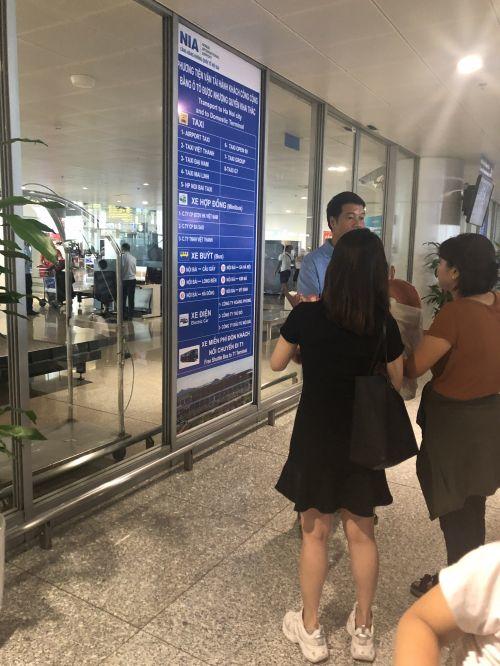 Để không tự biến mình thành 'gà quay' cho taxi dù sân bay Nội Bài