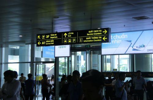 Để không tự biến mình thành 'gà quay' cho taxi dù sân bay Nội Bài
