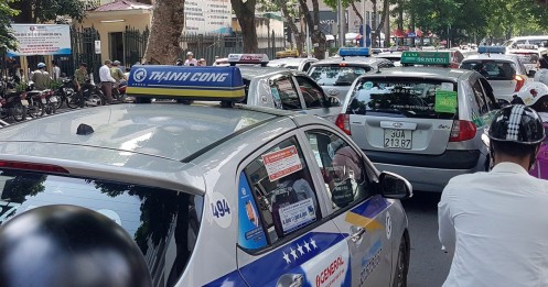Taxi ở Hà Nội phải mở tài khoản điện tử để trả phí và... nộp phạt