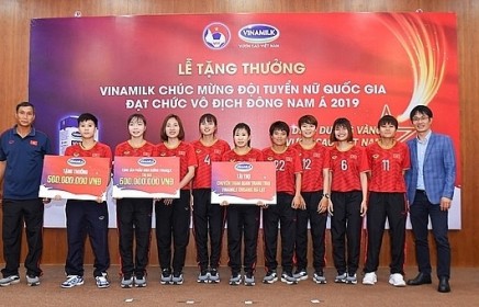 Vinamilk trao thưởng chúc mừng đội tuyển bóng đá nữ quốc gia vô địch Đông Nam Á 2019