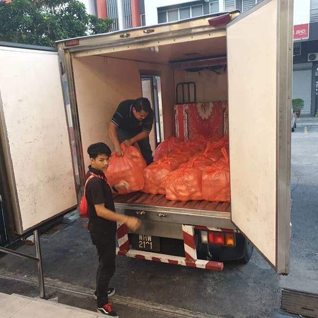 Cặp vợ chồng bán cơm kiếm 2,2 tỷ/tháng khiến ai cũng nể