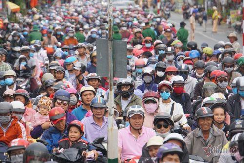 Phà Cát Lái quá tải, nghìn người vật vã trở lại Sài Gòn sau lễ