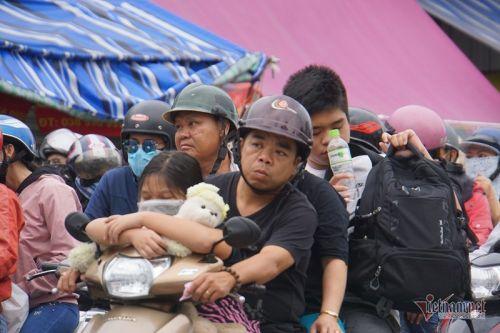Phà Cát Lái quá tải, nghìn người vật vã trở lại Sài Gòn sau lễ