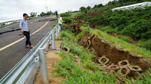 Đường 250 tỷ vừa hoàn thành đã tan nát sau trận mưa