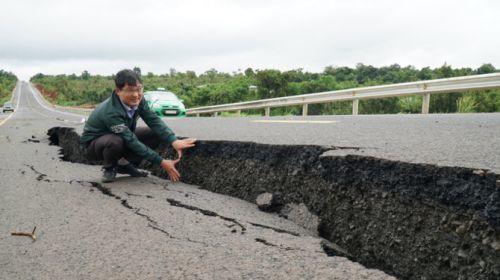 Đường 250 tỷ vừa hoàn thành đã tan nát sau trận mưa