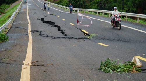 Đường 250 tỷ vừa hoàn thành đã tan nát sau trận mưa