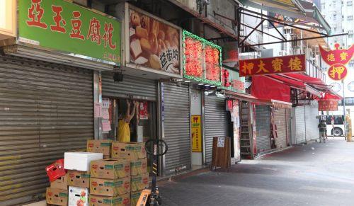 Giữa biểu tình hỗn loạn, Hồng Kông đón loạt tin xấu