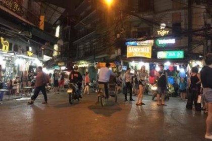 Nghịch lý “bắt khách đi ngủ sớm” ở Việt Nam
