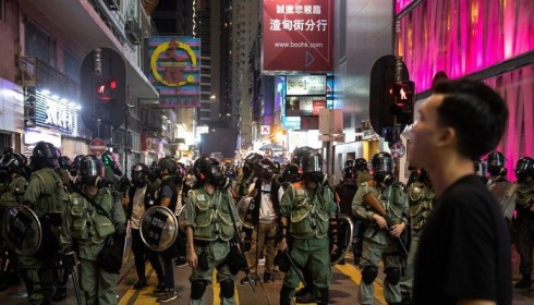 Giữa biểu tình hỗn loạn, Hồng Kông đón loạt tin xấu