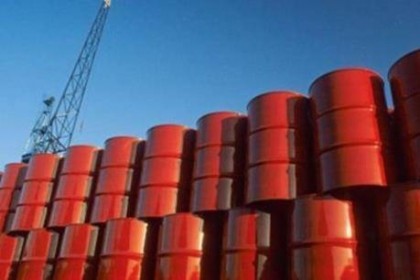 Giá dầu giảm hơn 2% do lo ngại nguồn cung dư thừa