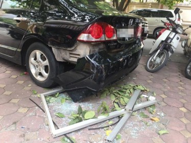 Hà Nội: Cửa kính nhà chung cư rơi trúng ô tô, nhiều người may mắn thoát nạn