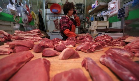 Người Trung Quốc được phát phiếu mua thịt lợn như thời bao cấp