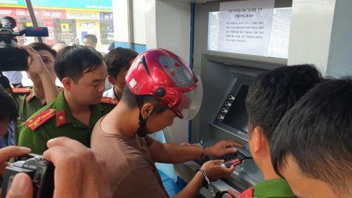 Nghệ An: Làm giả thẻ ATM chiếm đoạt tiền, 3 đối tượng người Trung Quốc bị bắt