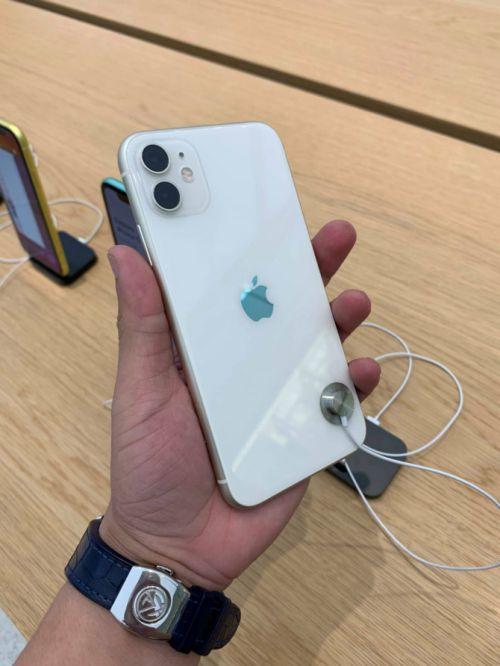 Cận cảnh bộ ba iPhone 11 đầu tiên về Việt Nam giá tới 50 triệu đồng