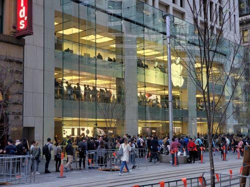 Hàng nghìn tín đồ Apple xếp hàng mua iPhone mới ra mắt trên toàn cầu