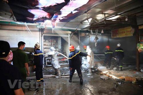 Hà Nội: Cháy lớn tại khu vực bán vải và quần áo ở chợ Tó