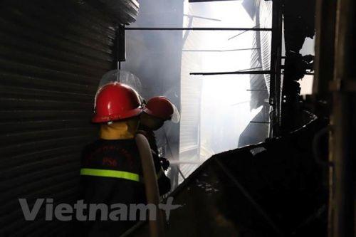 Hà Nội: Cháy lớn tại khu vực bán vải và quần áo ở chợ Tó