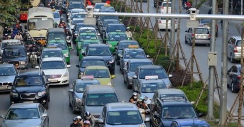 Taxi phù hiệu ngoại tỉnh cài ứng dụng gọi xe hoạt động “chui” tại Hà Nội