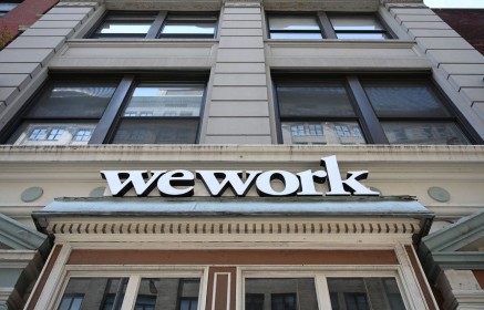 Một ngày sau khi Adam Neumann từ chức, WeWork đem bán 3 doanh nghiệp đã thâu tóm để cắt giảm chi phí