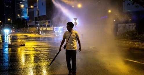 Cảnh sát Hong Kong dùng vòi rồng giải tán biểu tình
