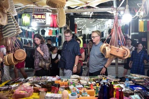 Khách Tây "vỡ mộng" vì chợ đêm phố cổ Hà Nội tràn ngập đồ Trung Quốc