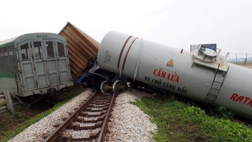 Thanh tra việc lấn chiếm đường sắt sau vụ tàu hỏa đâm bay ô tô