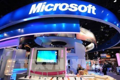 Microsoft ra mắt 2 siêu phẩm có tính năng "tràn hai màn hình"
