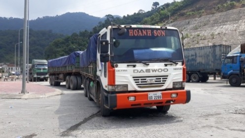 Xe tải trọng biển kiểm soát Lào “đại náo” đường Việt: Cơ quan chức năng "bất lực"?