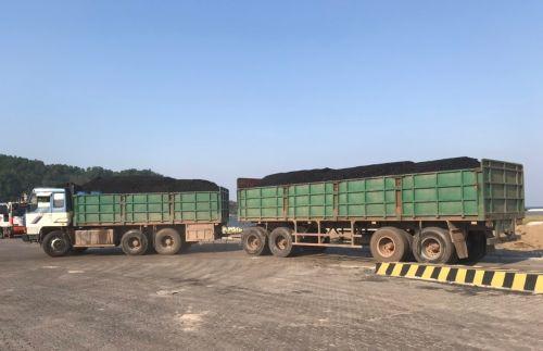 Xe tải trọng biển kiểm soát Lào “đại náo” đường Việt: Cơ quan chức năng "bất lực"?