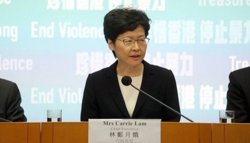 Chứng khoán Hồng Kông sụt mạnh sau lệnh cấm khẩu trang