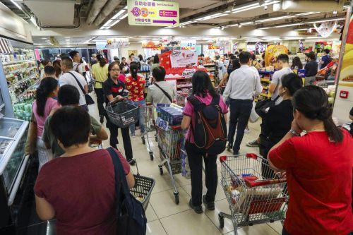 Dân Hồng Kông "vét sạch" siêu thị để tích trữ đồ dùng