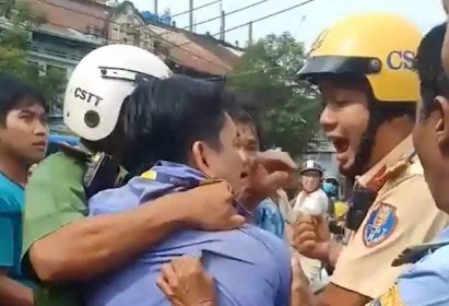 Va chạm giao thông, tài xế xe buýt đâm tài xế GrabBike trọng thương ở Sài Gòn