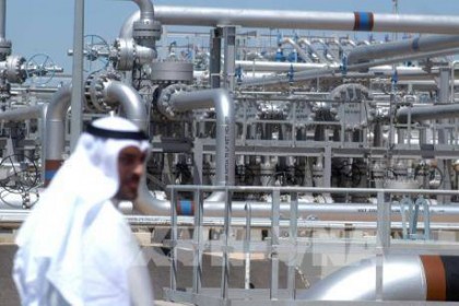 Giá dầu thế giới đi lên sau cam kết cân bằng thị trường của OPEC