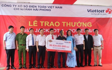 Trao thưởng cho người đàn ông Nghệ An trúng Vietlott Jackpot hơn 80 tỷ đồng