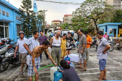 Dân Thủ đô huy động xô chậu lấy nước miễn phí ở nhà máy nước Hạ Đình