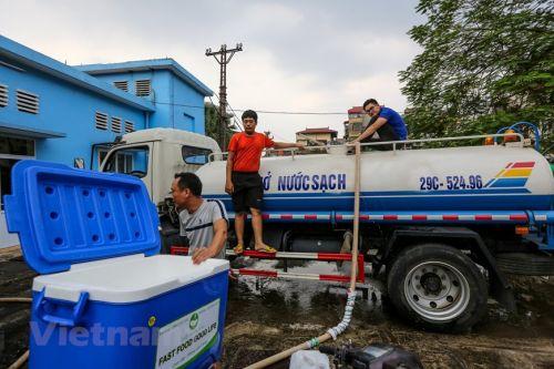 Dân Thủ đô huy động xô chậu lấy nước miễn phí ở nhà máy nước Hạ Đình