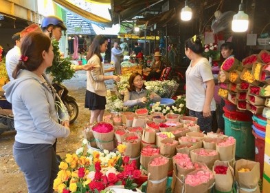 Thị trường hoa, quà tặng 20/10: Giá hoa tươi tăng tới gấp ba ngày thường