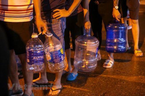 Cảnh người dân Hà Nội thức xuyên đêm xếp hàng chờ lấy nước sạch
