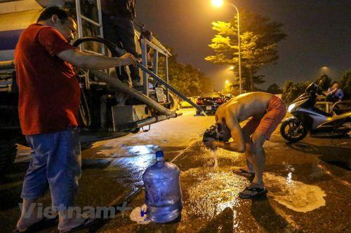 Cảnh người dân Hà Nội thức xuyên đêm xếp hàng chờ lấy nước sạch