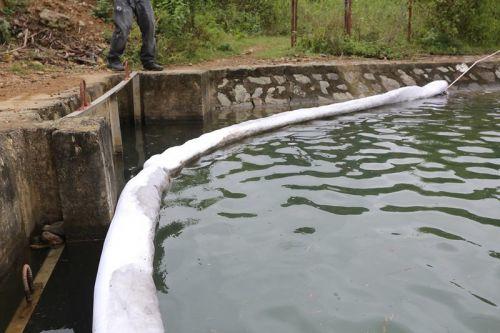 Viwasupco đã nạo vét suối Trâm, lắp 20 điểm lưới lọc dầu thải tại hồ Đầm Bài