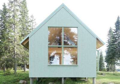 Ngôi nhà nhỏ bằng gỗ màu xanh ven hồ thực sự là thiên đường cho những ai ghét sự ồn ào của thành phố