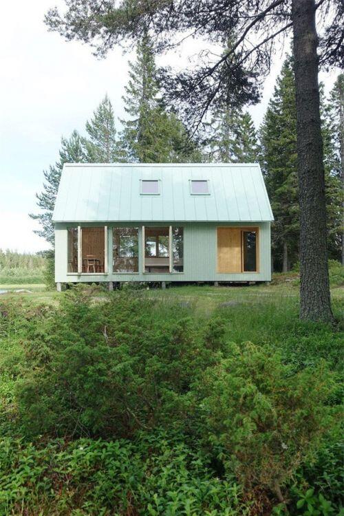 Ngôi nhà nhỏ bằng gỗ màu xanh ven hồ thực sự là thiên đường cho những ai ghét sự ồn ào của thành phố