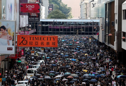 Bất chấp lệnh cấm, người biểu tình Hồng Kông đối đầu với cảnh sát