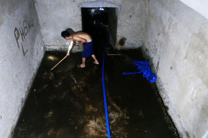 Bàng hoàng cảnh dầu thải đặc quánh ở bể ngầm chung cư Golden Land sau sự cố nước Sông Đà
