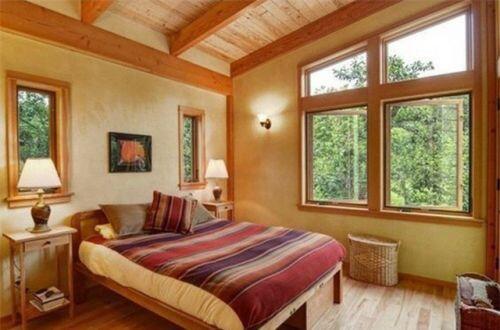 Ngôi nhà gỗ nhỏ xinh và ấm cúng giữa bạt ngàn cây xanh